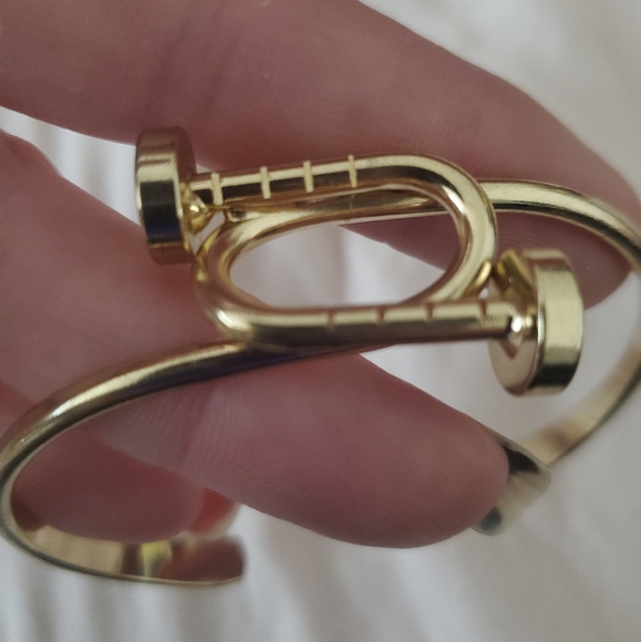 New Twisted Nail Head Gold Cuff Bracelet. - Picture 9 of 15